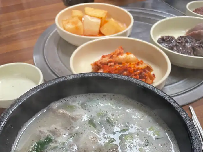 김이 모락모락 나는 순대국, 깍두기와 김치도 함께 세팅되어 있다.