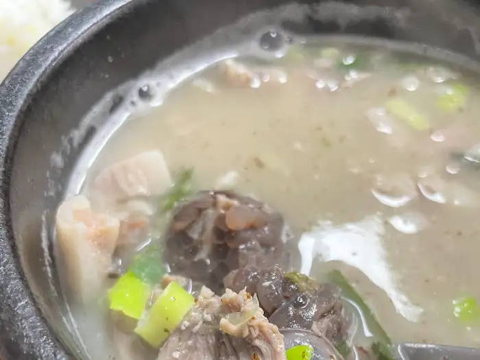 순대국 속의 고기 조각과 순대. 신선함이 느껴진다.