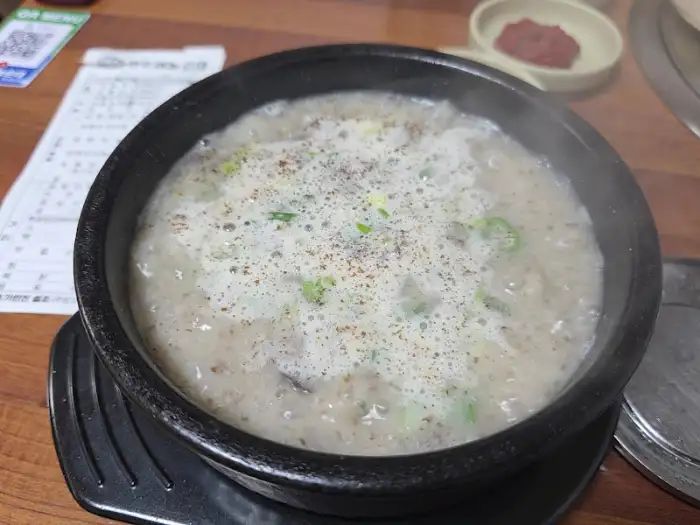 따뜻하게 끓고 있는 순대국. 밥과 함께 먹기 좋은 상태다.