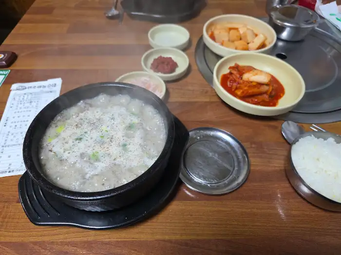 테이블에 놓인 순대국, 밥, 그리고 반찬들. 푸짐한 한 상차림이다.