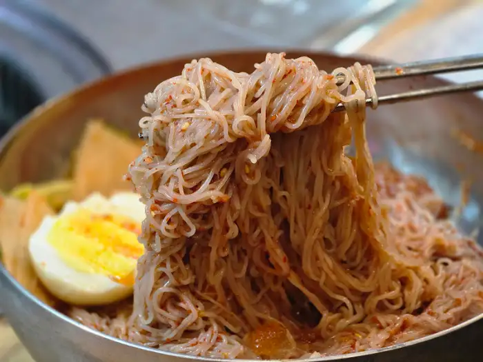 탱탱한 면발이 돋보이는 비빔냉면