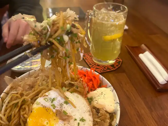 계란 프라이가 올라간 야끼소바 클로즈업 샷