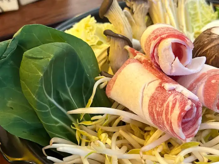 신선한 채소와 고기가 준비된 스키야키 재료