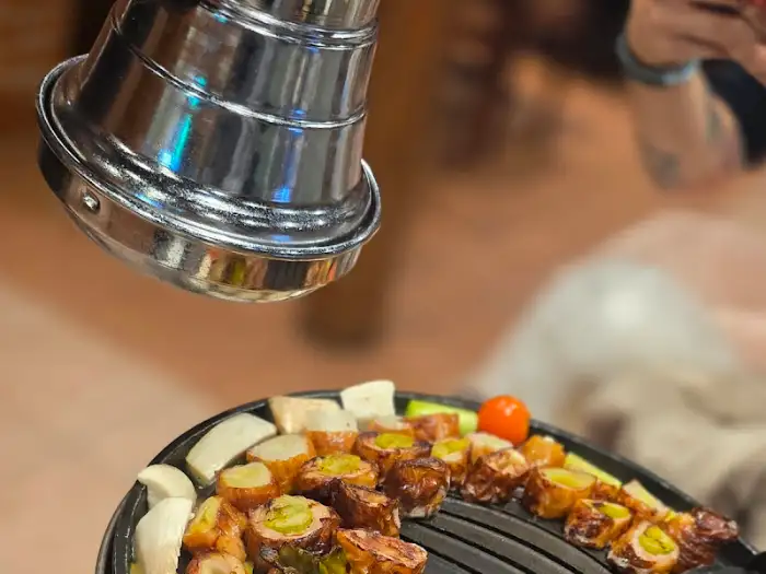 노릇하게 구워지는 막창과 연기