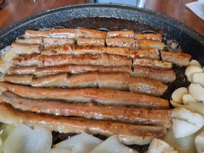 잘 구워진 곱창 클로즈업
