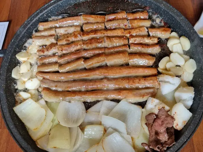 곱창이 가득 찬 불판 전체 모습