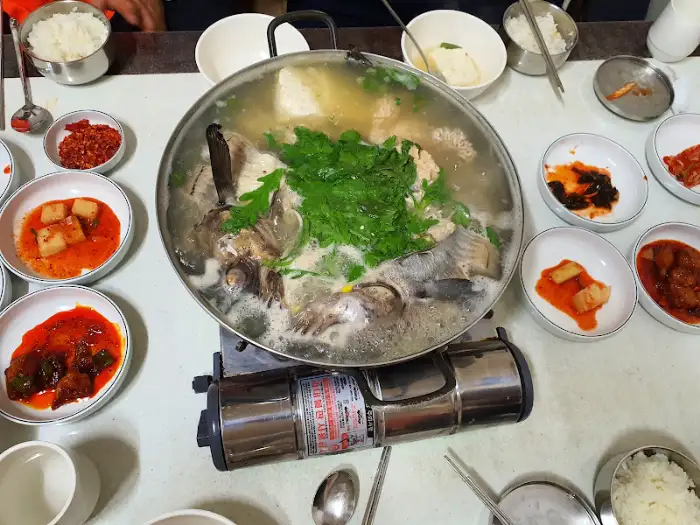 테이블 세팅된 생태탕