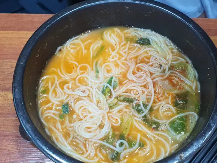 탱글탱글한 면발이 돋보이는 어탕국수