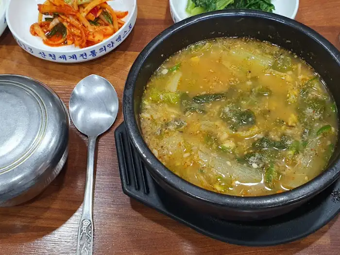 정겨운 스타일의 뚝배기 그릇에 담긴 음식