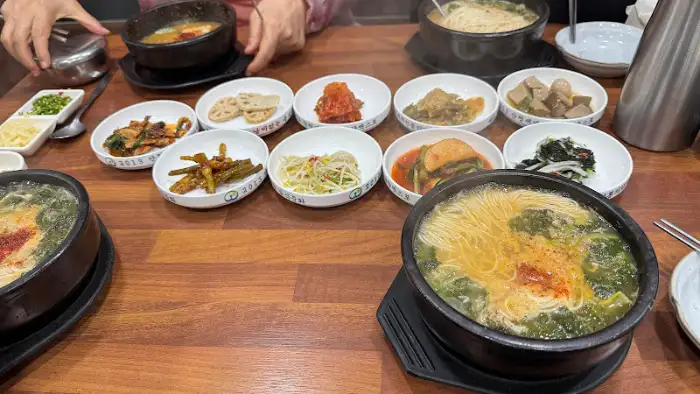 다양한 반찬들이 겹겹이 쌓인 테이블 모습