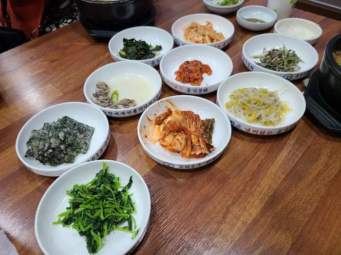 테이블에 놓인 다양한 반찬들 모습