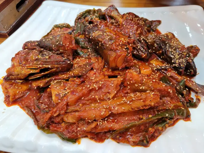 접시에 담긴 명태조림 클로즈업