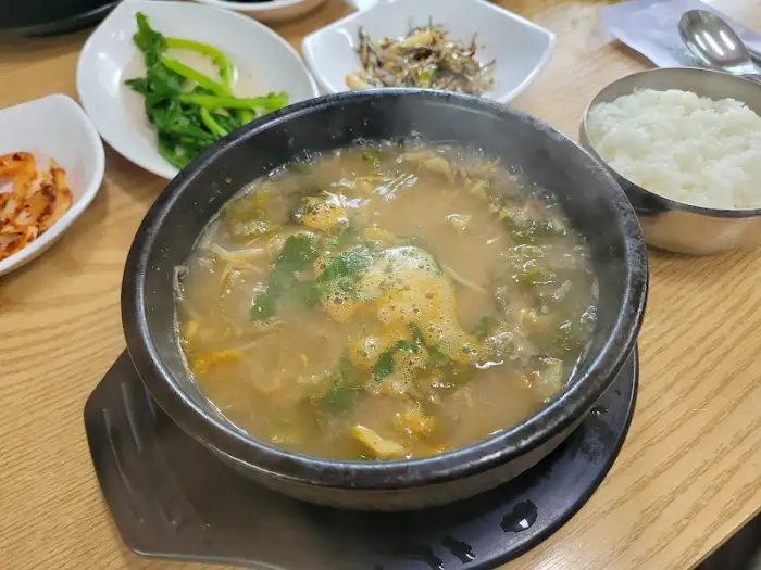 따뜻하게 김이 나는 추어탕 한 그릇