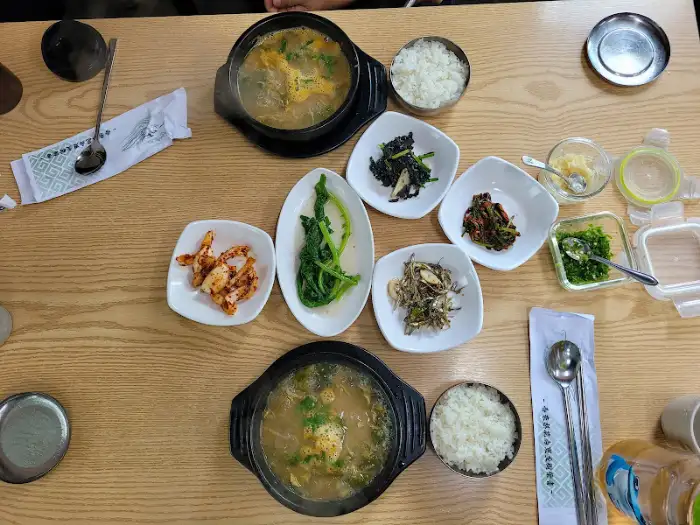 푸짐하게 차려진 추어탕 한 상