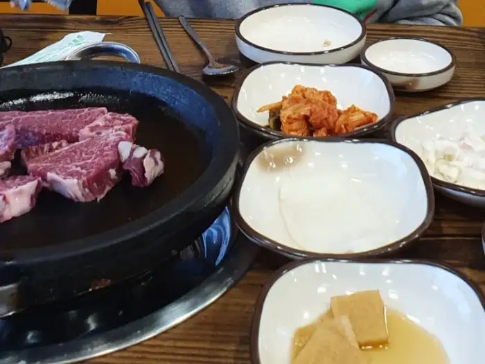 식탁 위에 차려진 반찬과 고기