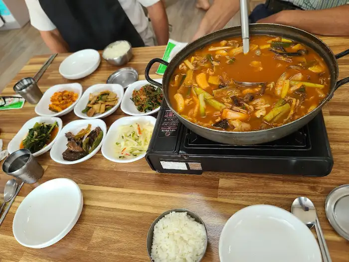 푸짐하게 끓고 있는 버섯찌개