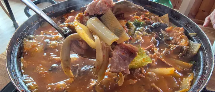 국자 가득 퍼 올린 버섯찌개의 내용물