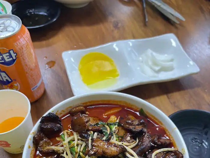음식과 함께 놓인 음료수와 단무지, 양배추 절임