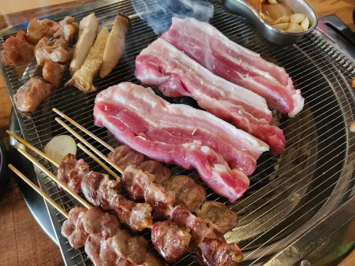 다양한 고기 부위와 곁들임 메뉴