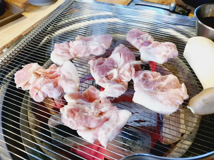숯불 위에서 익어가는 꼬들목살