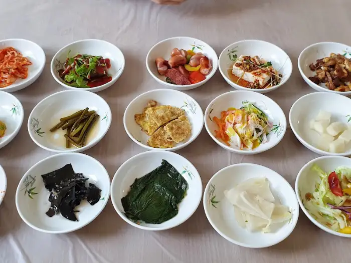 다양한 종류의 밑반찬이 정갈하게 차려진 모습
