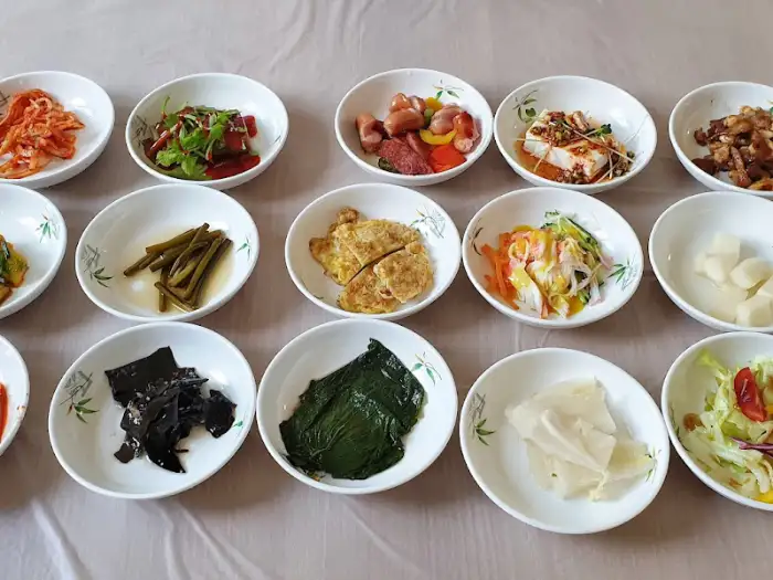 테이블 가득 차려진 다양한 밑반찬들