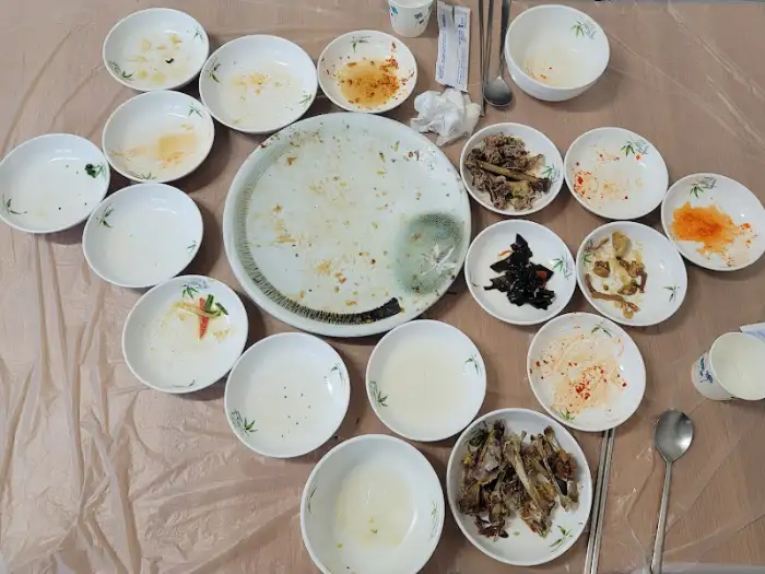 식사 후 빈 접시들이 쌓인 테이블 모습