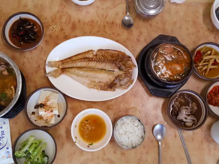 전복죽 위에 통 전복이 올라간 모습