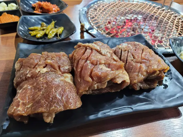 신선한 돼지갈비 덩어리들