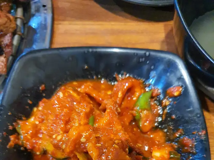 매콤한 양념에 버무려진 돼지갈비 조각들
