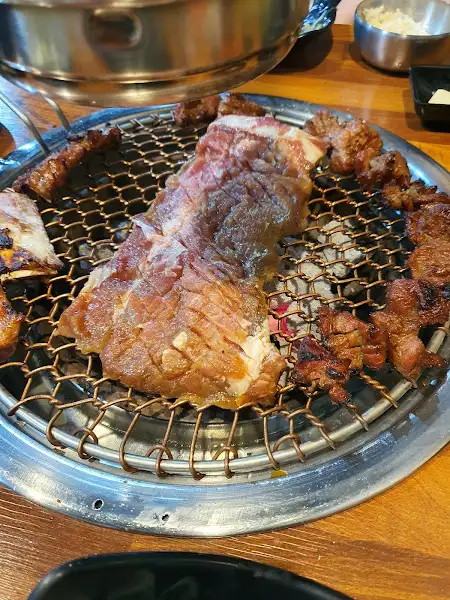 불판 위에서 노릇하게 익어가고 있는 돼지갈비