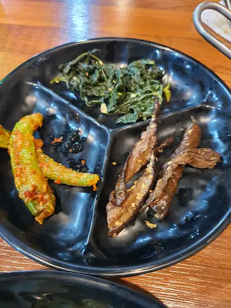 여러 가지 반찬이 담긴 플레이트