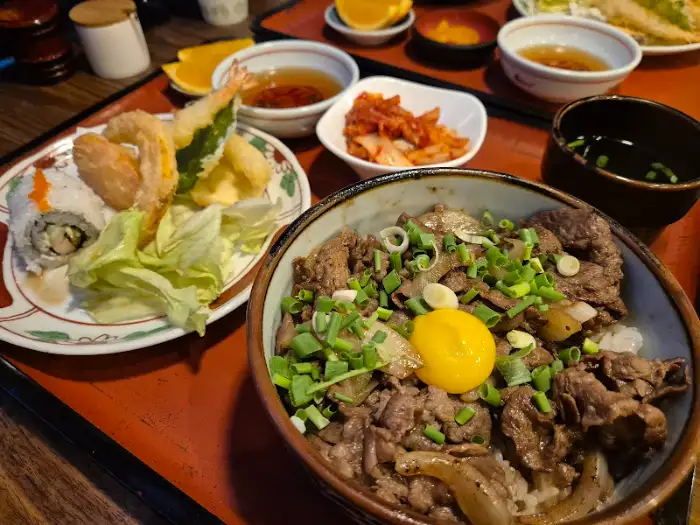 밥 위에 풍성하게 올라간 소고기와 계란 노른자