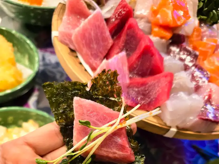 김에 싸서 맛보는, 숙성회의 쫄깃함과 풍미의 조화
