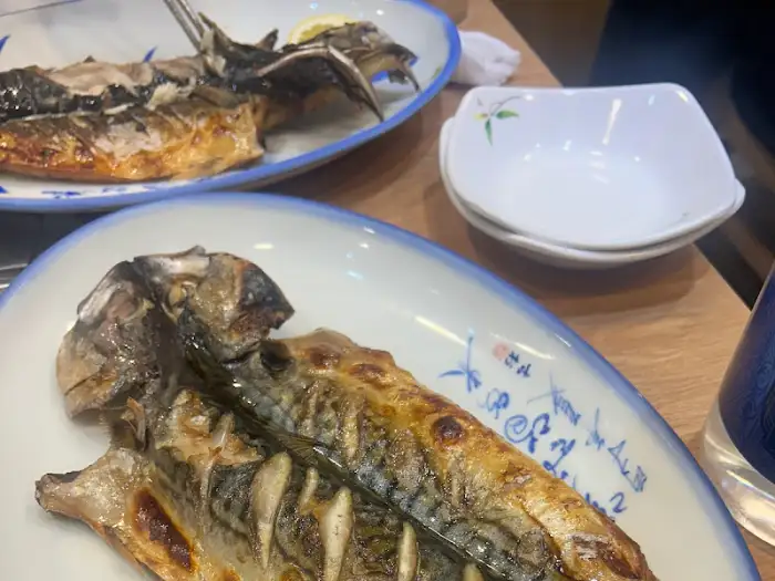 신선한 회가 듬뿍 올라간 푸짐한 회덮밥