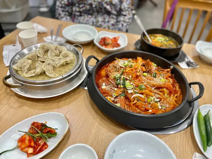 누리마을감자탕 동대구점 테이블 세팅