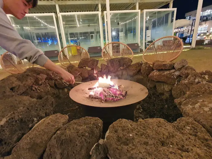 마시멜로 구워 먹는 모습 (추정)