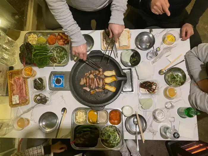 테이블 위 음식과 사람들