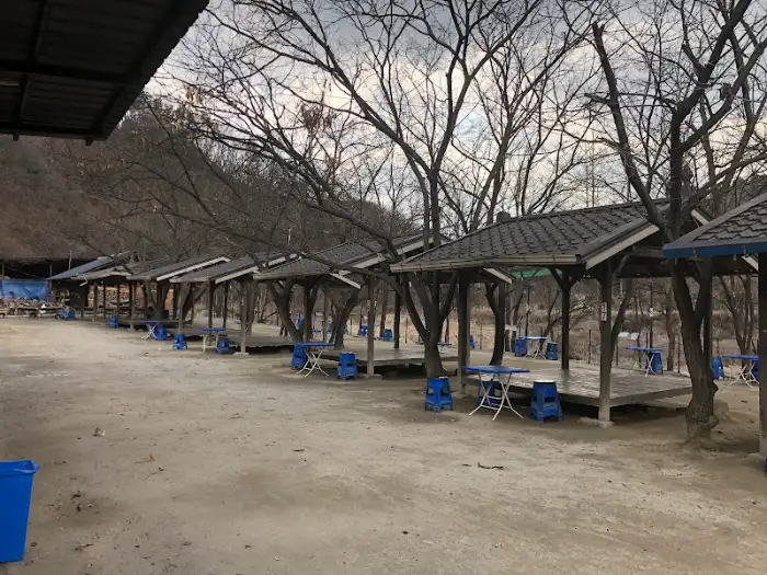 야외 파고라석에 마련된 테이블과 의자