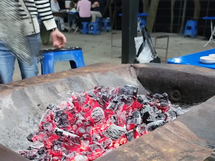 활활 타오르는 참나무 장작 숯불