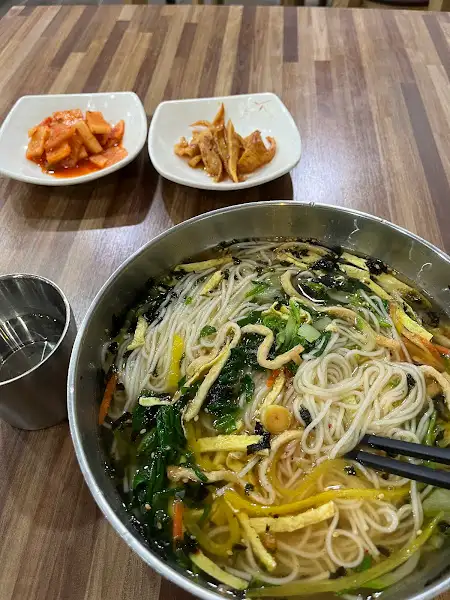 잔치국수와 반찬 사진