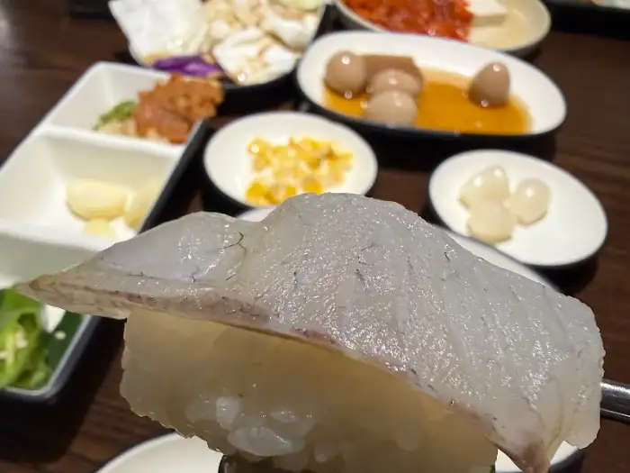 밥 위에 얹어진 얇고 투명한 생선회