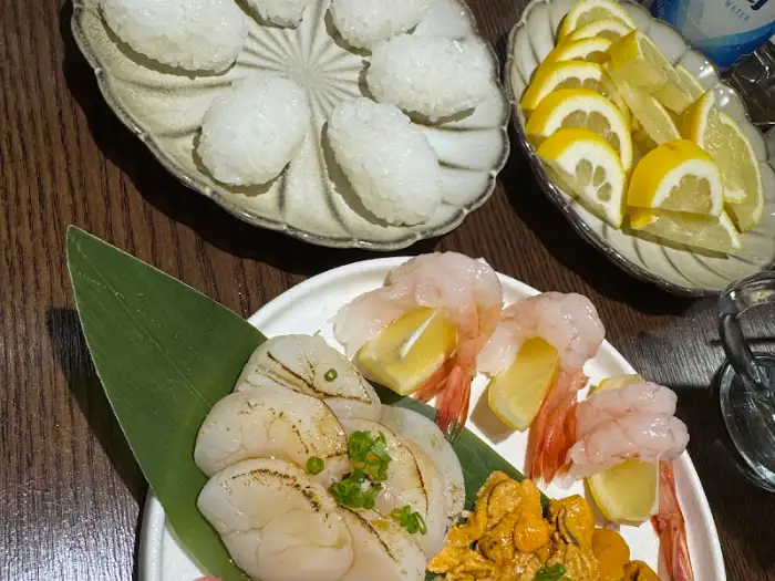 김밥 위에 올려진 먹음직스러운 재료들