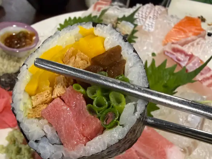 신선한 회와 다양한 속재료로 채워진 김밥