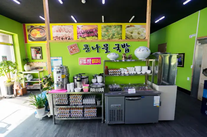 식당 내부 카운터 및 메뉴 사진