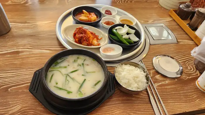 콩나물국밥과 반찬 세트