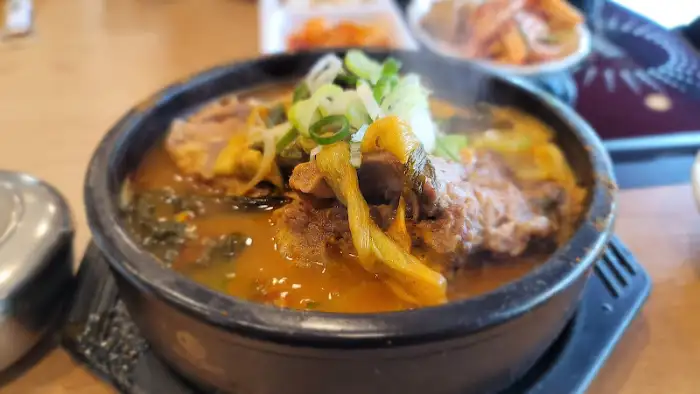 음료대와 식기구 보관함