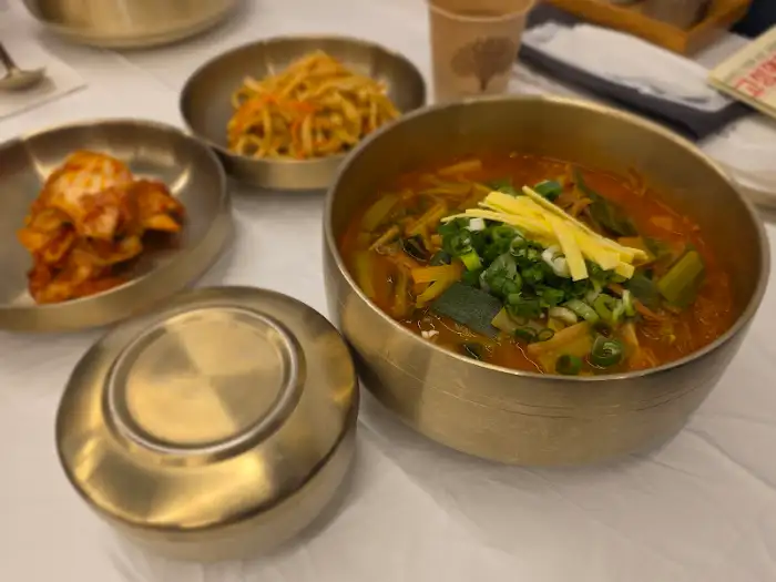 여러 반찬과 함께 나온 육개장
