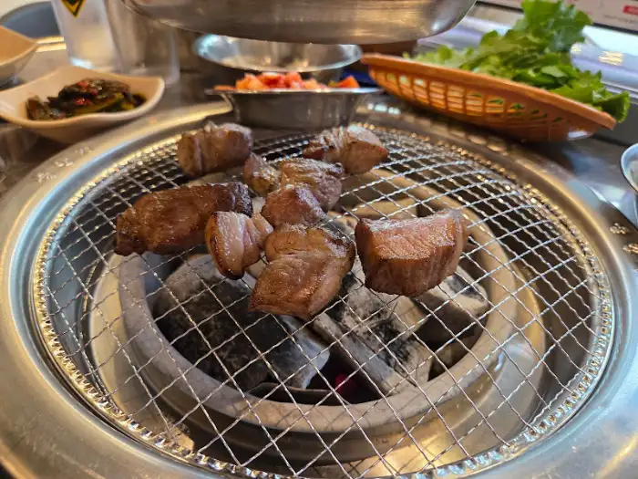 참숯 초벌구이 중인 삼겹살