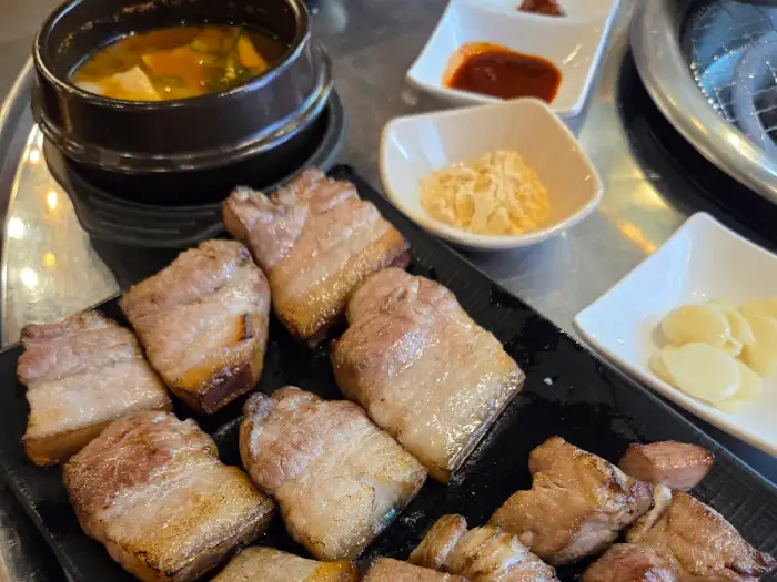 테이블에 준비된 고기와 밑반찬